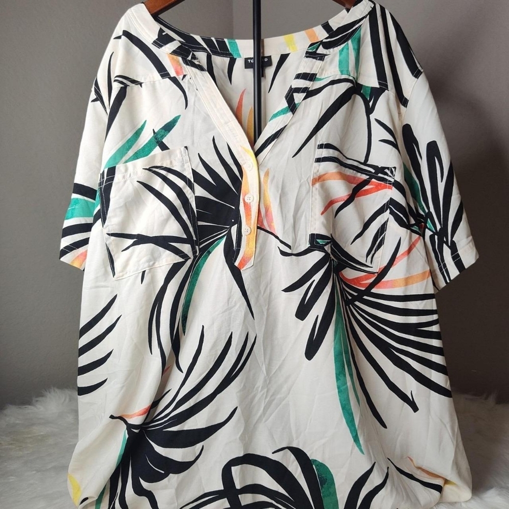 Torrid Women's Tan V-neckline Button Closure Floral Short Sleeve Blouse